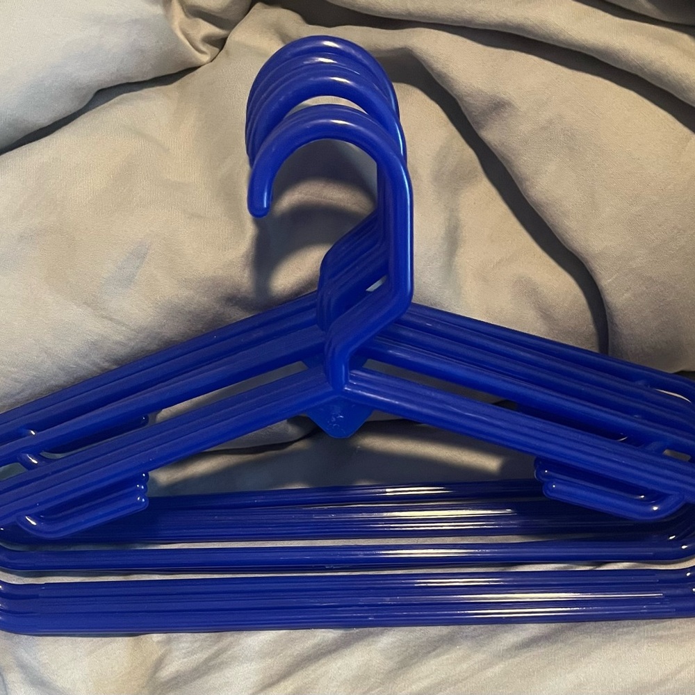 31 Blue&White Kids Plastic Hangers - Picture 2 of 3